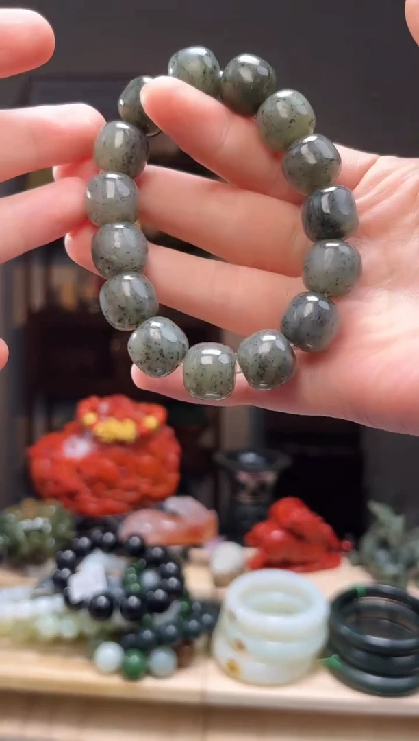 颈饰未镶嵌和田玉吊坠