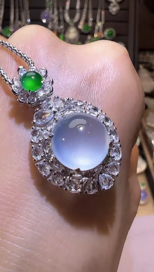 颈饰18K金镶嵌翡翠蛋面