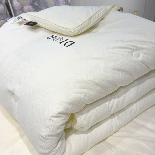 1-山花-女王蚕丝YW冬被-轻盈柔软舒适不压身