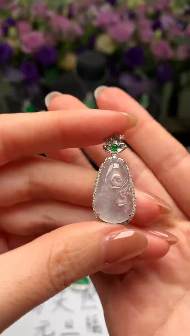 颈饰18K金镶嵌翡翠如意