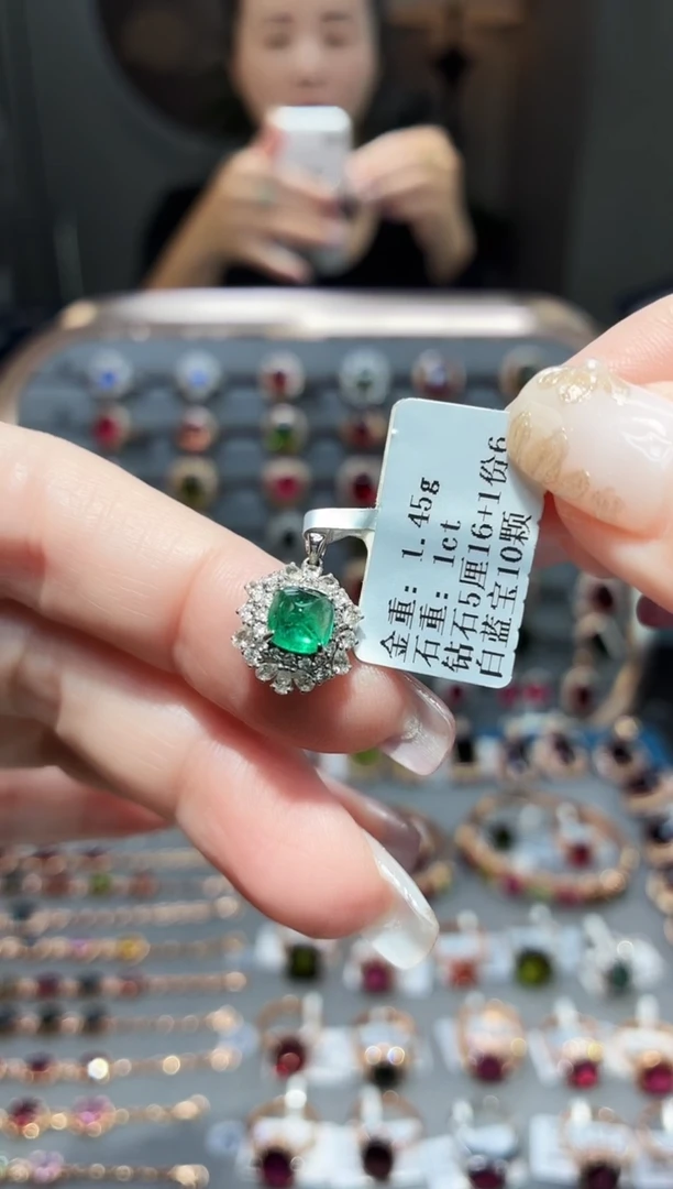 颈饰18K金镶嵌祖母绿1