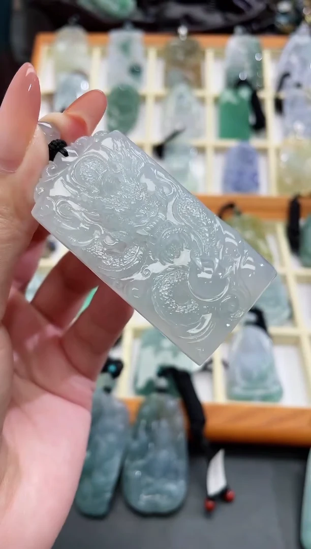 翡翠未镶嵌颈饰龙牌