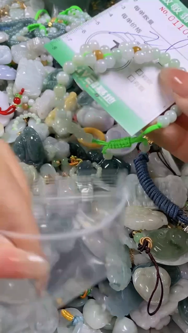 【闪购商品】翡翠颈饰未镶嵌闪购0110525多样性发其一