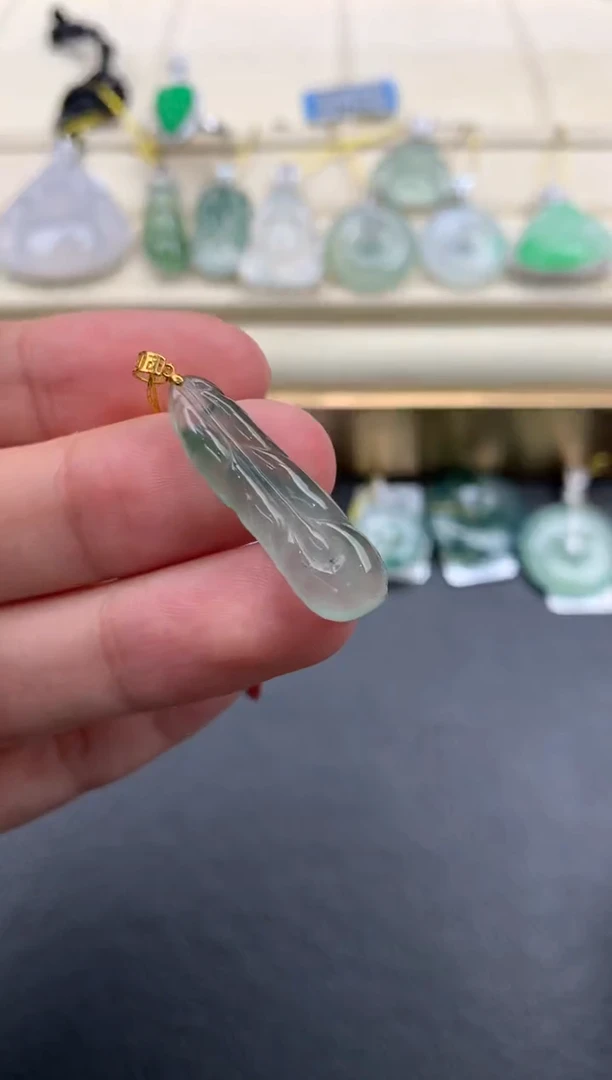 翡翠18K金镶嵌颈饰A677