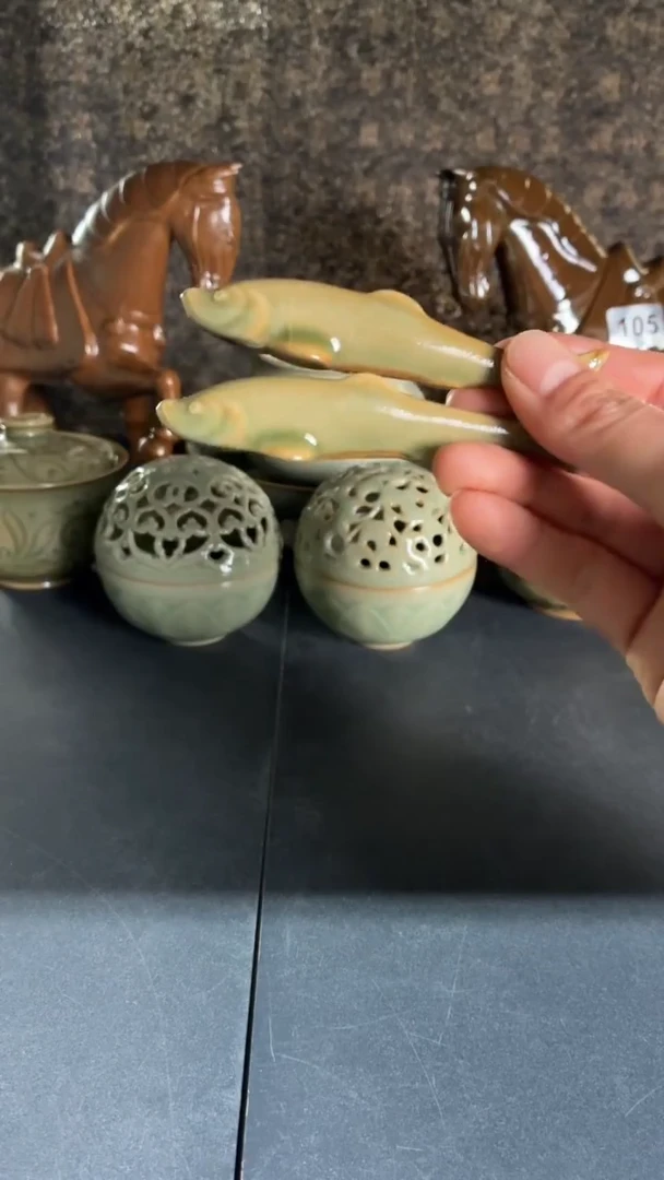 耀州窑仰山小鱼微瑕一对
