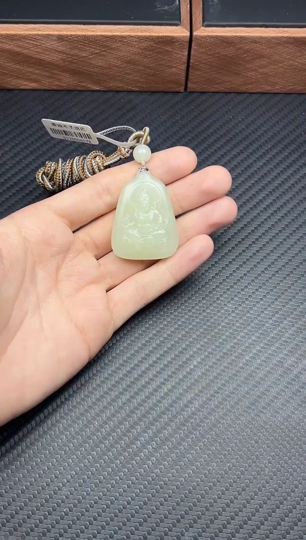 吊坠(赠链)未镶嵌和田玉且末微色差迪克兰一细吊坠