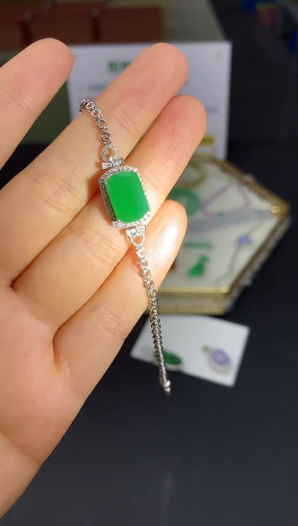 【闪购商品】翡翠吊坠(不含链)18K金镶嵌翡翠手链7000+700