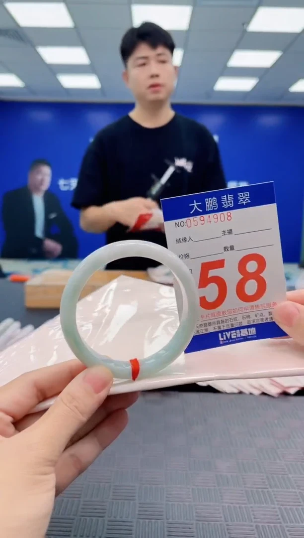 翡翠手镯未镶嵌AAAAAAAA