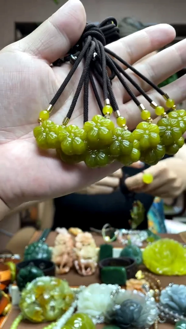 未镶嵌岫玉吊坠多样性发货发其中之一