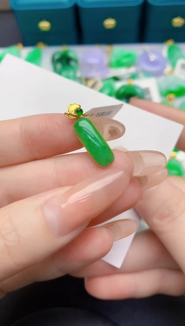 颈饰18K金镶嵌翡翠缅甸天然翡翠A货