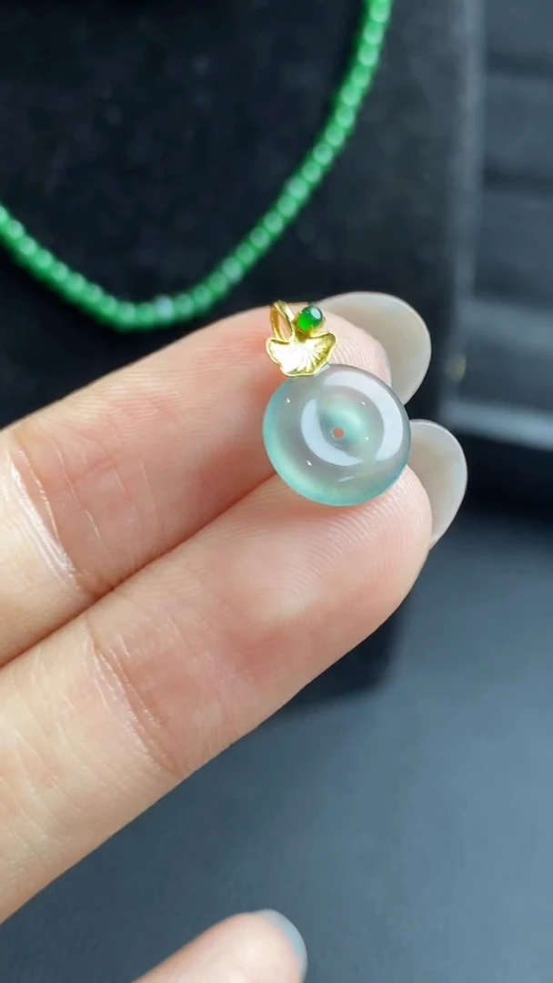 翡翠18K金镶嵌颈饰吊坠