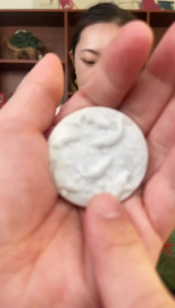 未镶嵌蛇纹石玉颈饰`