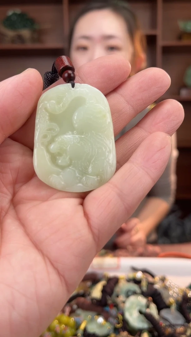 未镶嵌蛇纹石玉颈饰·