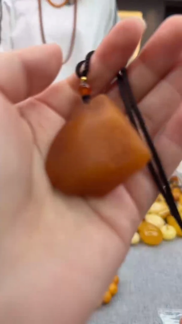 琥珀颈饰未镶嵌181秒拍号 假一罚三