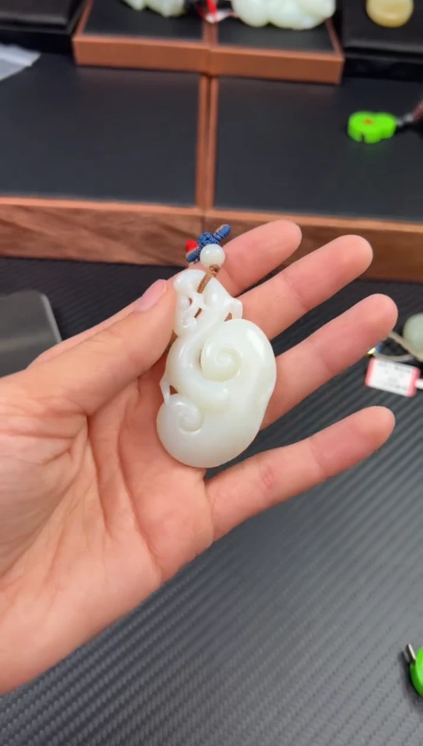 【闪购商品】和田玉吊坠(赠链)未镶嵌且末微色差米达