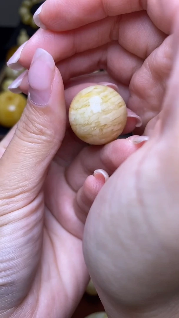 未镶嵌琥珀裸石葵. 28