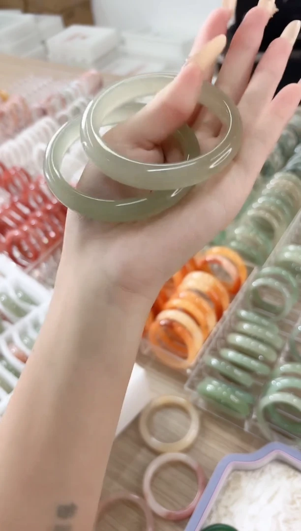 未镶嵌手镯石英质玉147-56D