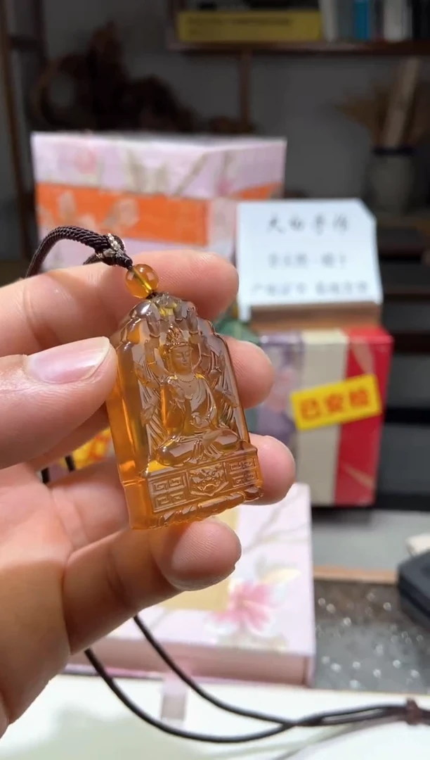 琥珀颈饰未镶嵌千手观音