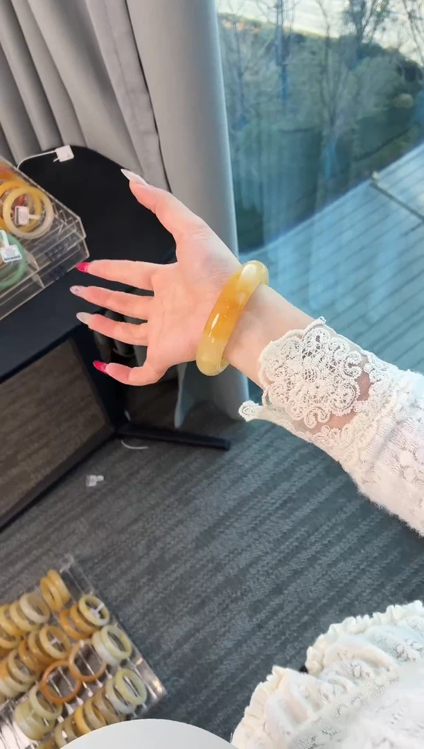 未镶嵌手镯石英质玉119.61