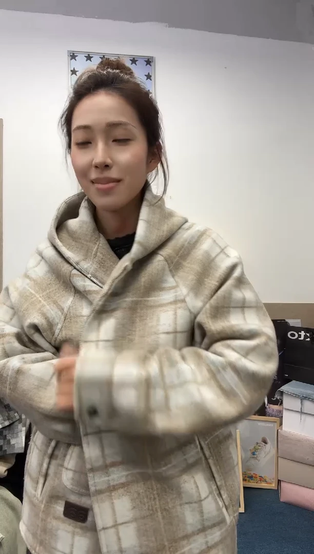 A KAA格子带帽外套