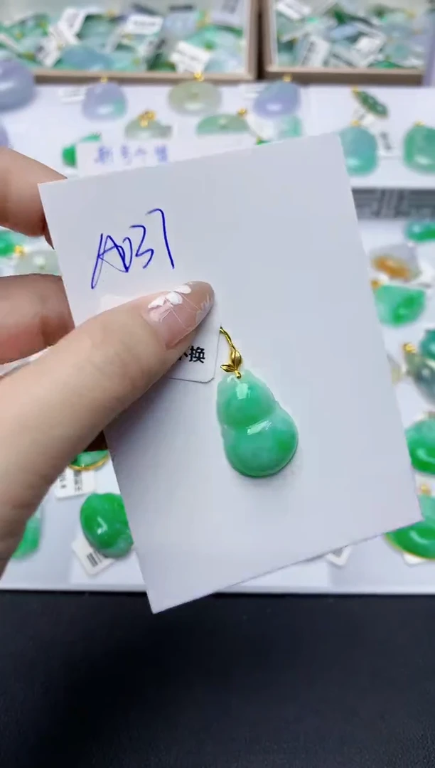翡翠18K金镶嵌颈饰11111111