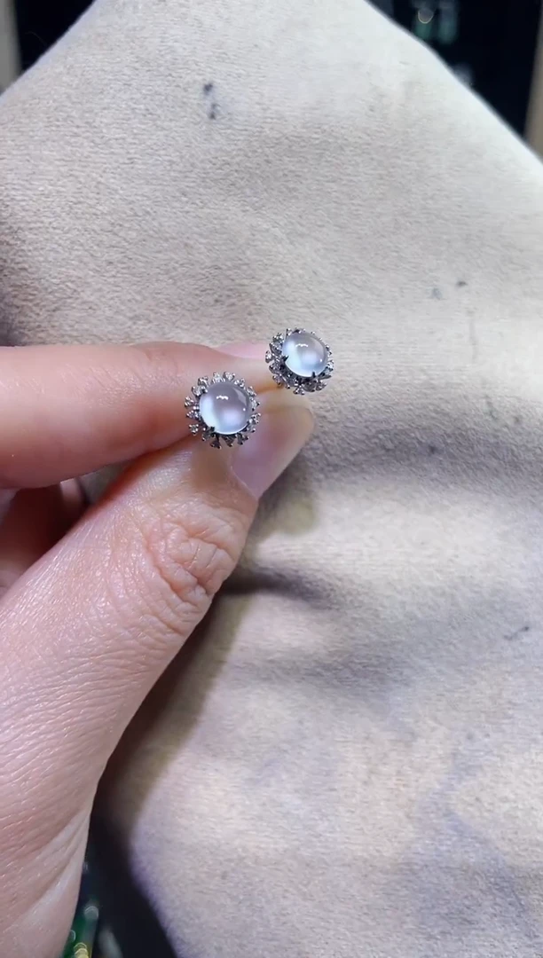 颈饰18K金镶嵌翡翠卡5.3玻璃种蛋面耳钉