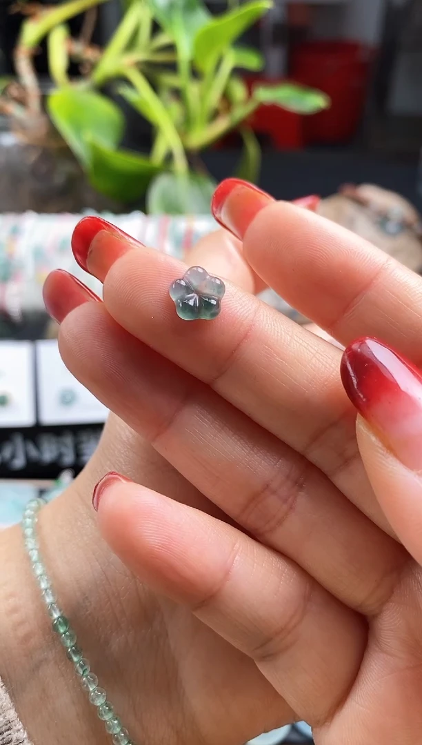 【闪购商品】翡翠颈饰未镶嵌小花