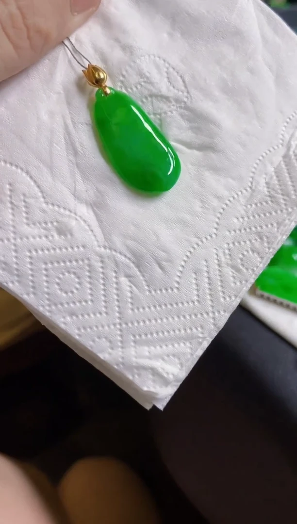 翡翠18K金镶嵌颈饰瓜