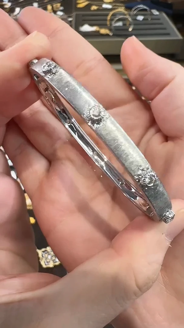 【闪购商品】钻石手镯18K金镶嵌5mm拉丝手镯