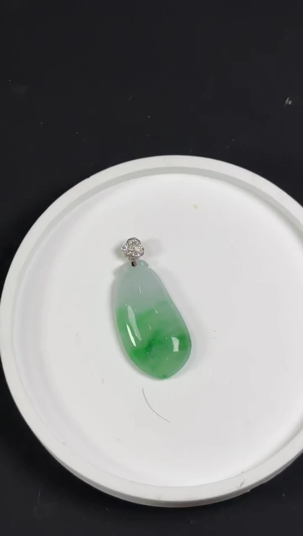 颈饰18K金镶嵌翡翠福瓜