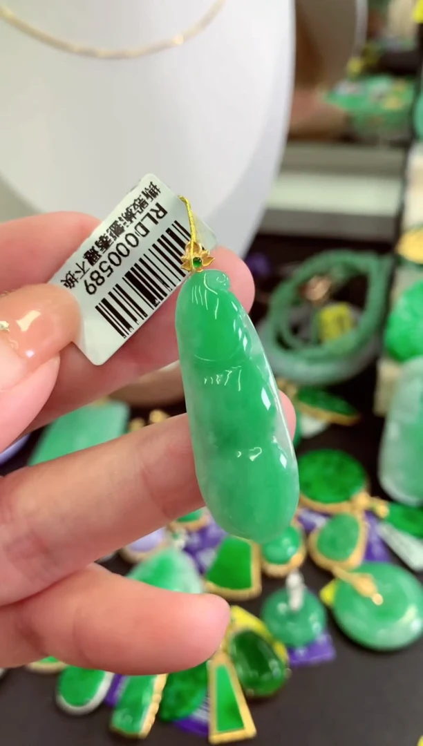 翡翠18K金镶嵌颈饰挂件