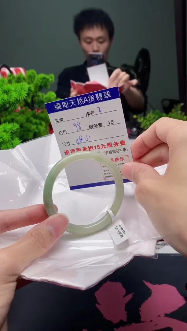 翡翠手镯未镶嵌2缅甸天然A货翡翠需包容瑕疵，介意慎拍