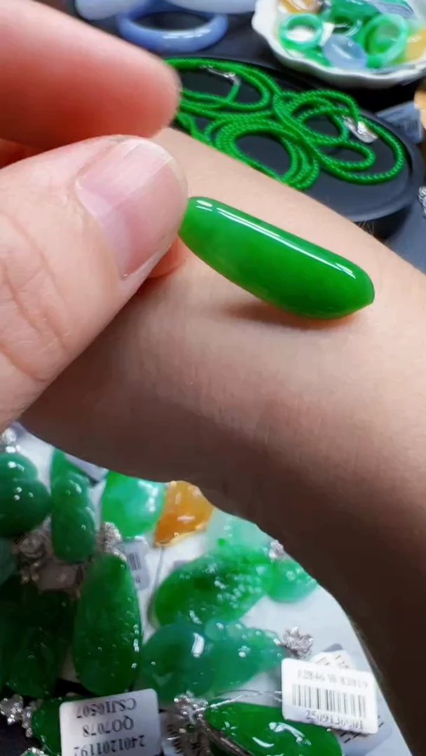 颈饰18K金镶嵌翡翠瓜