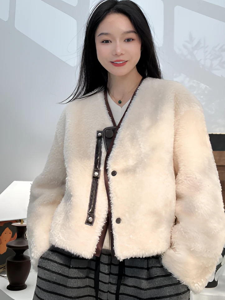 新款时尚简约设计感V领短款原生态皮毛一体外套241053