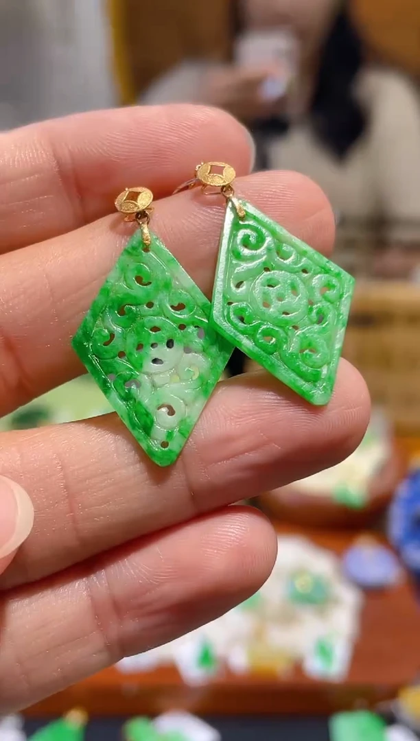 翡翠18K金镶嵌颈饰耳饰