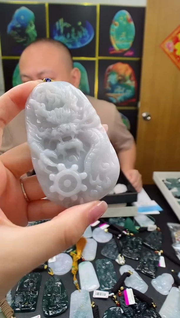 翡翠未镶嵌颈饰多样性发其一