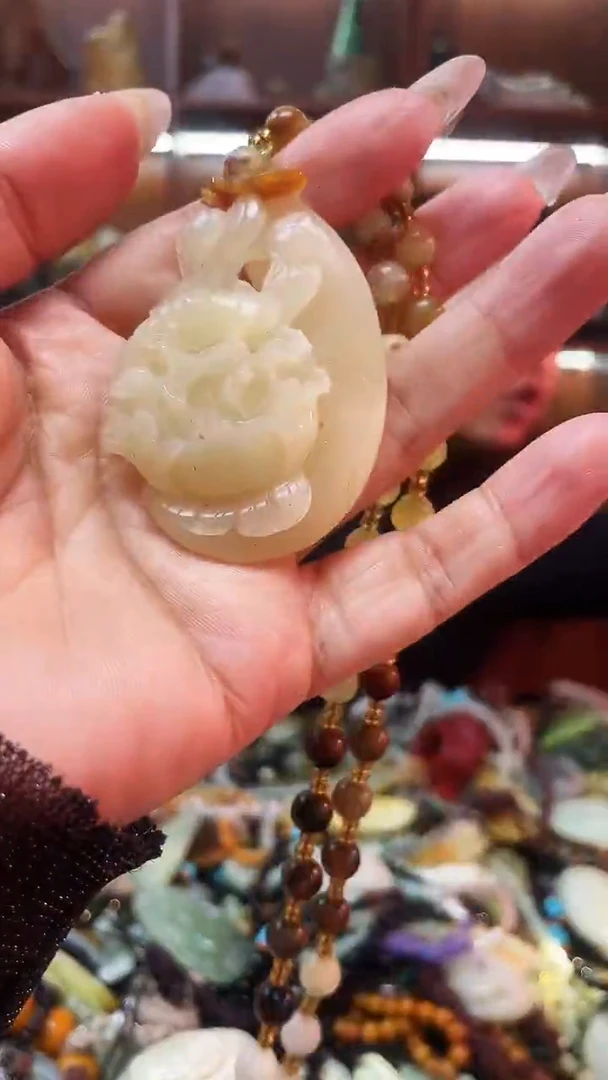 未镶嵌蛇纹石玉吊坠