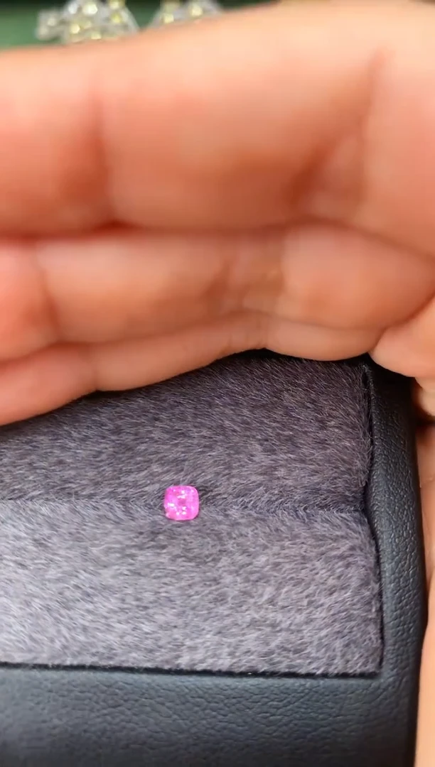 未镶嵌裸石定制蓝宝石苡*晨枕型 热粉色调 0.42ct