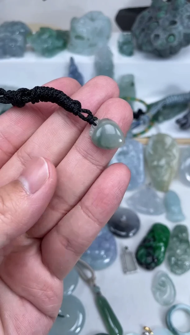 【闪购商品】翡翠颈饰未镶嵌瓜