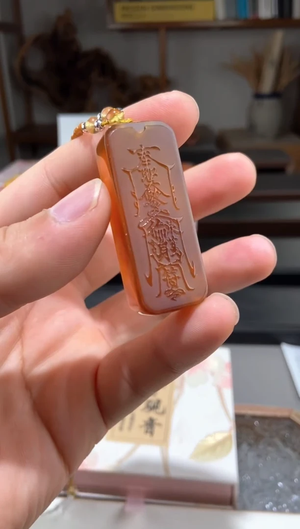 琥珀颈饰未镶嵌金棕红护身符吊坠