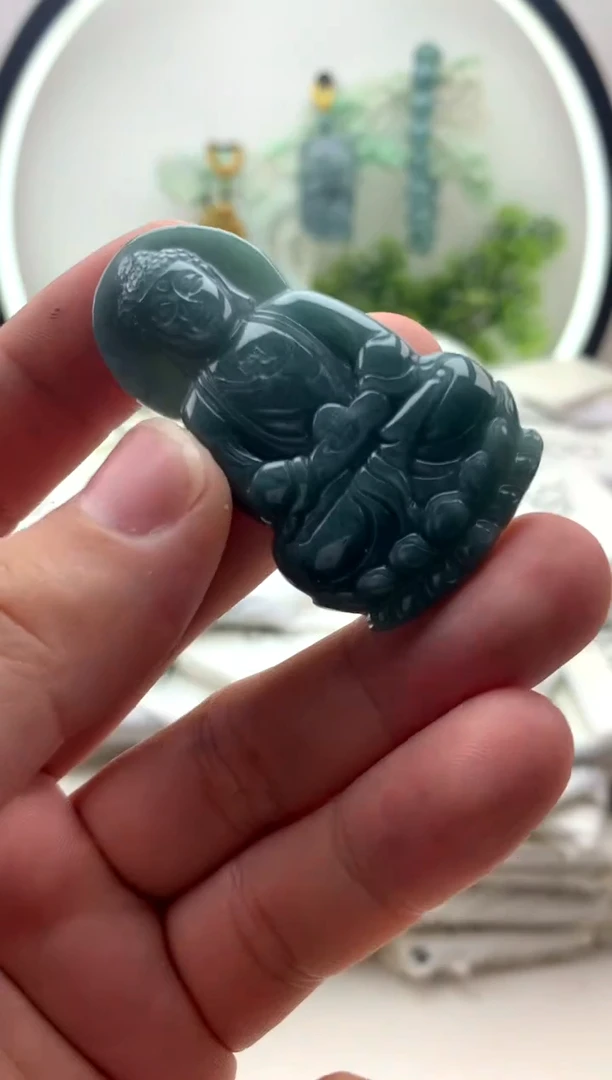 翡翠未镶嵌颈饰大日如来