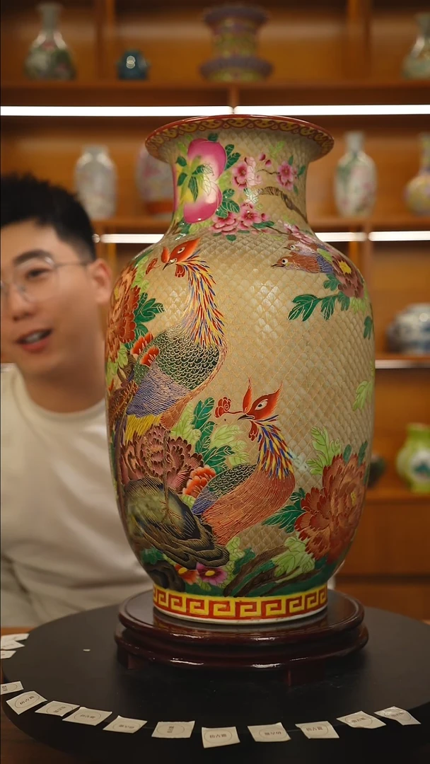 其他珐琅彩富贵锦绣赏瓶一只