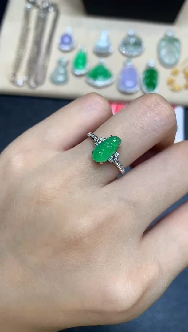 18K金镶嵌戒指翡翠福豆【无服务费