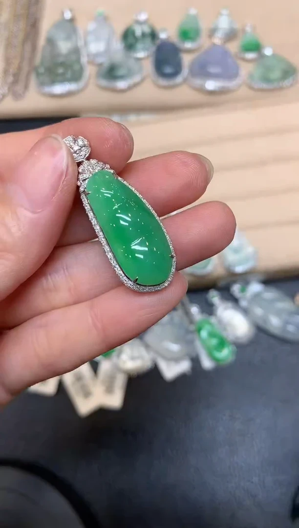 【闪购商品】翡翠颈饰18K金镶嵌福豆【无服务费