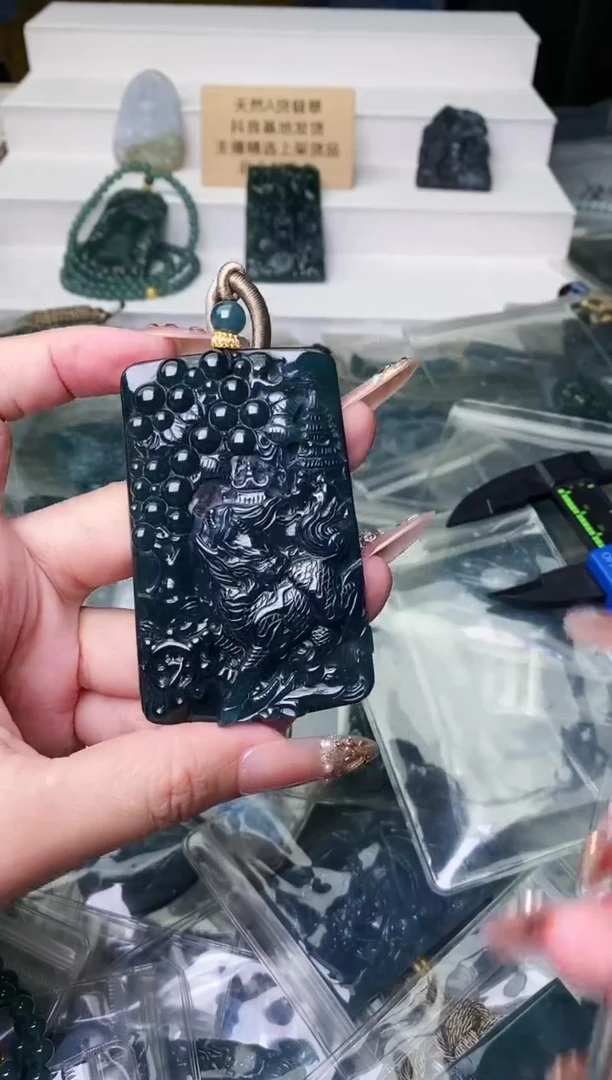 颈饰未镶嵌翡翠