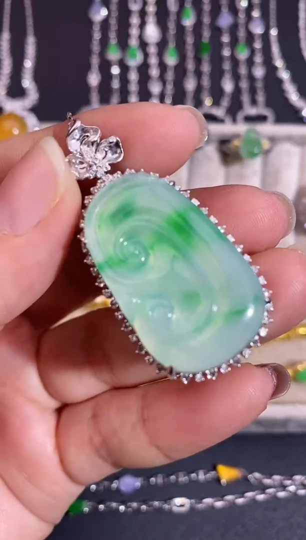 颈饰18K金镶嵌翡翠吊坠