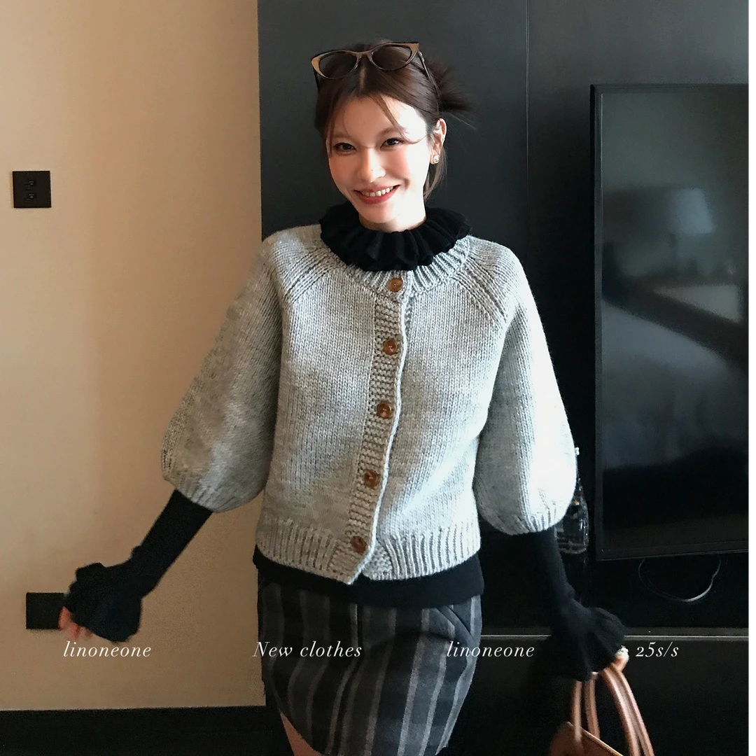 2025秋冬季法式圆领排扣灯笼袖保暖毛衣小个子纯色开衫针织衫女潮
