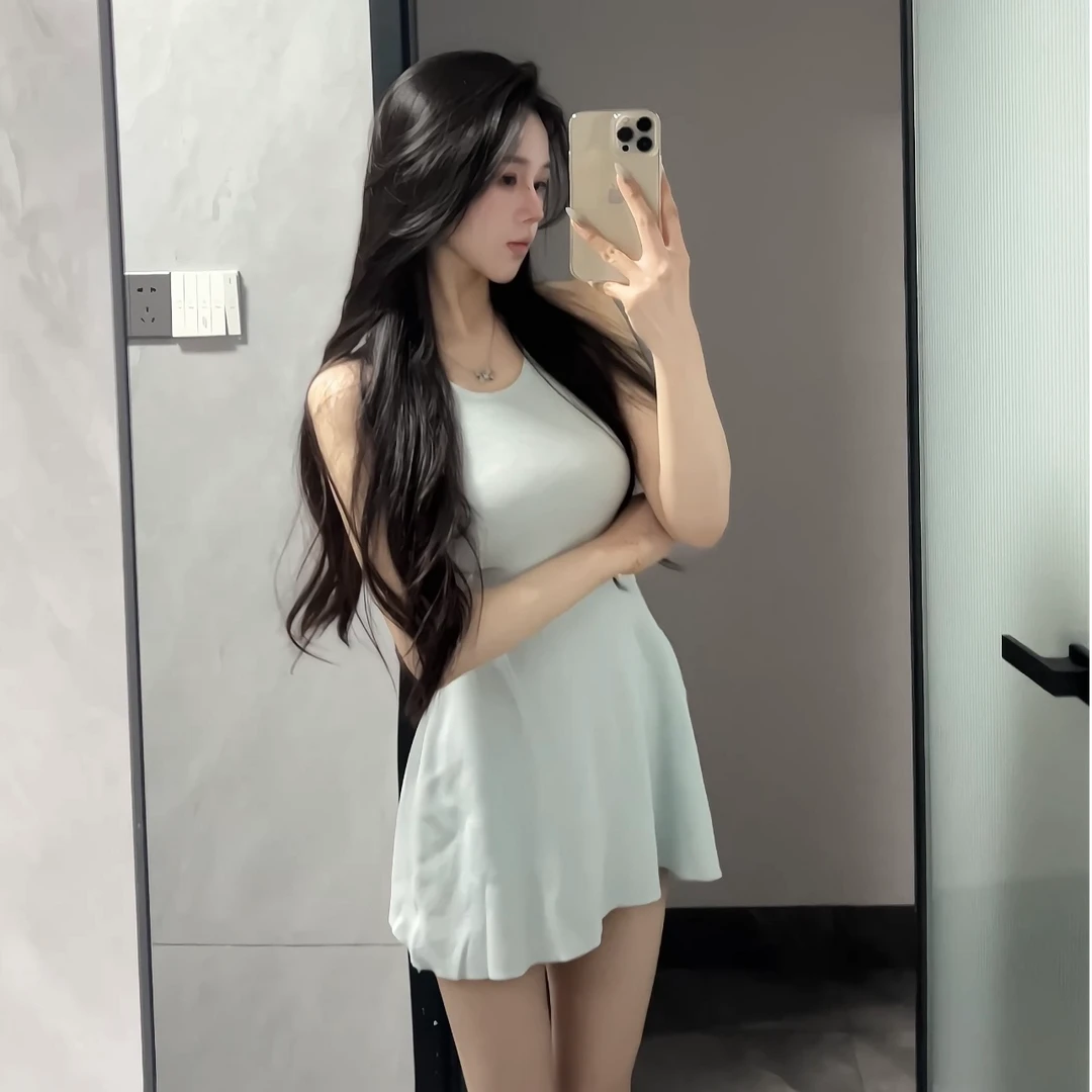 韩系穿搭奶油蓝挂脖针织无袖背心女显胸短款裙摆上衣修身超短裙子