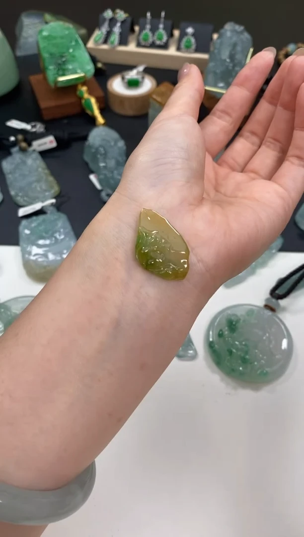 颈饰未镶嵌翡翠莲花