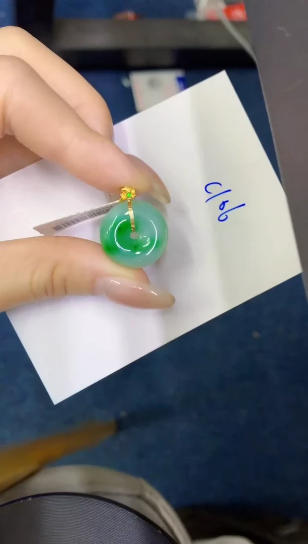 翡翠18K金镶嵌颈饰缅甸天然翡翠A货